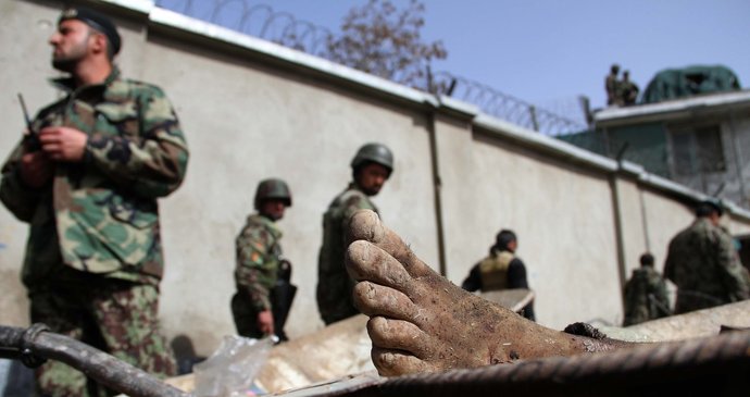 Sebevražedný atentát před afghánským ministerstvem obrany si dnes ráno vyžádal podle místní policie nejméně devět mrtvých a 14 raněných Afghánců.