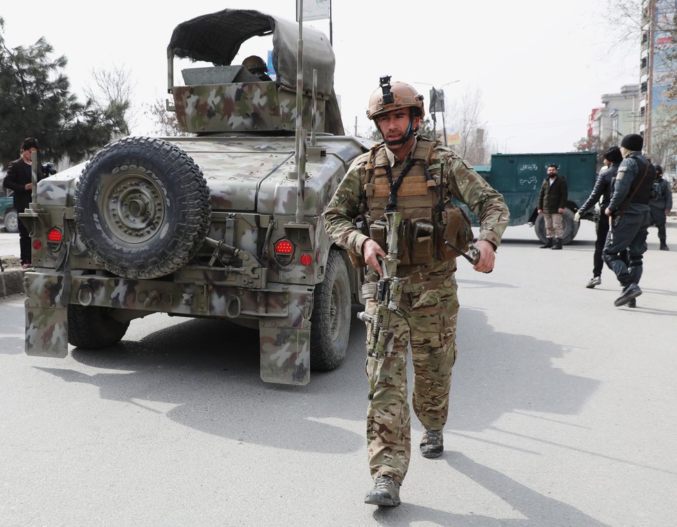 Při útoku na vzpomínkovém shromáždění v Kábulu 6. března zemřelo nejméně 27 lidí, dalších 29 utrpělo zranění.