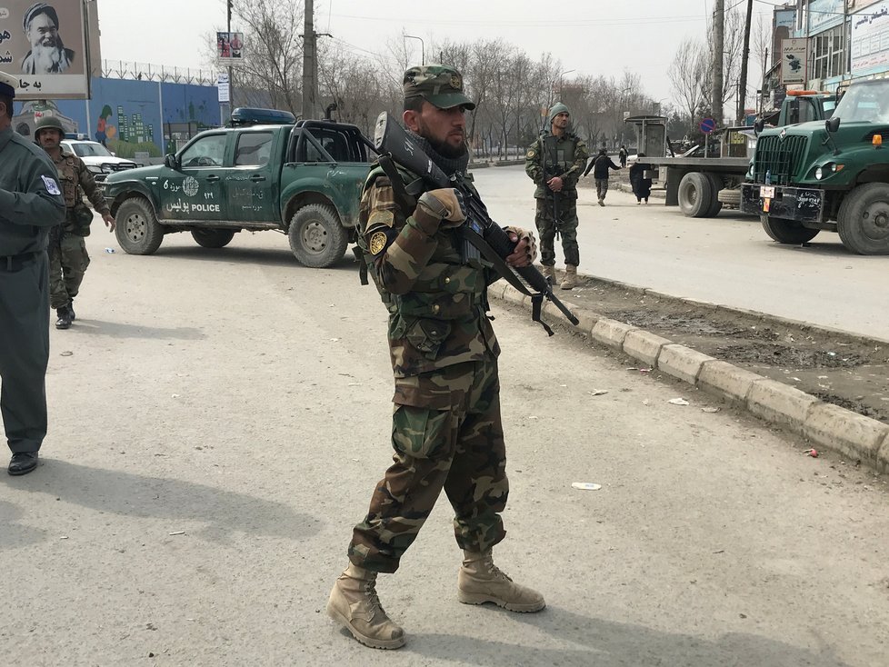 Při útoku na vzpomínkovém shromáždění v Kábulu 6. března zemřelo nejméně 27 lidí, dalších 29 utrpělo zranění.