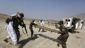 Boje v Afghánistánu pokračují, čeští vojáci se střetli s povstalci v bitvě o základnu, prozradila výroční zpráva (ilustrační foto ze cvičení)