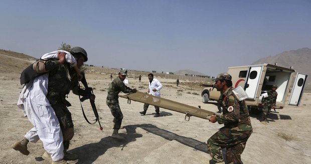 Boje v Afghánistánu pokračují, čeští vojáci se střetli s povstalci v bitvě o základnu, prozradila výroční zpráva (ilustrační foto ze cvičení)