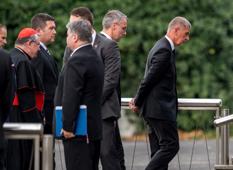 Na smuteční ceremoniál dorazil také premiér Andrej Babiš (ANO) a ministr obrany Lubomír Metnar.