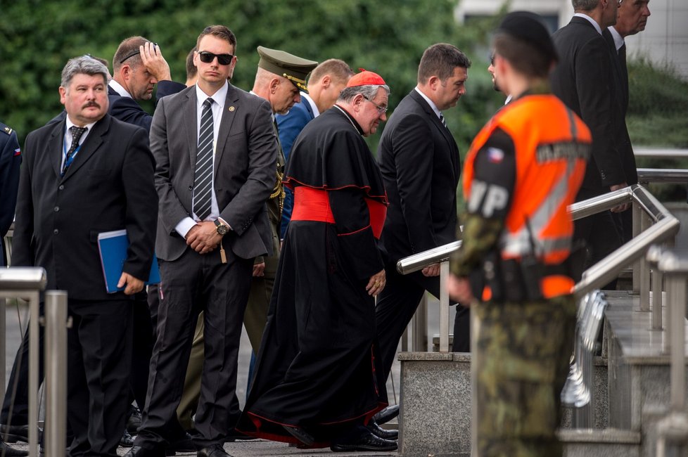 Památku padlých vojáků přišli na pražské letiště Václava Havla uctít také kardinál Dominik Duka nebo vicepremiér a ministr vnitra a zahraničí Jan Hamáček (ČSSD).