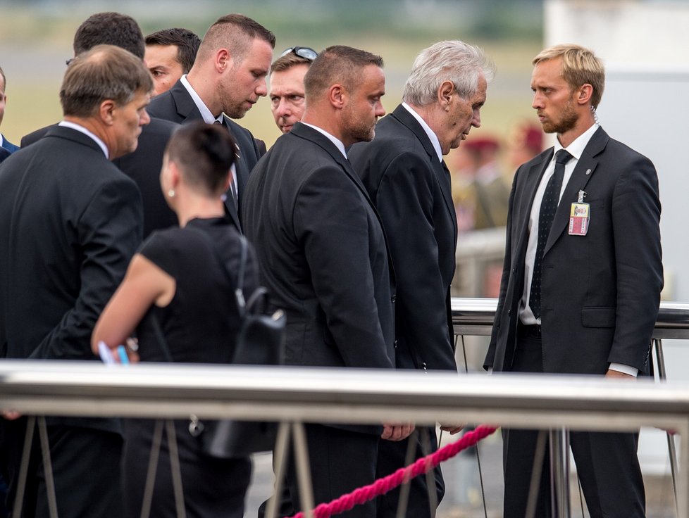 Prezident Miloš Zeman prostřednictvím svého mluvčího oznámil, že padlým vojákům předá 28. října státní vyznamenání