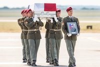 Plakáty schvalovaly smrt vojáků v Afghánistánu: Po Praze je vylepil muž (36), policie ho obvinila