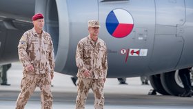 Zástupci velení české jednotky v Afghánistánu po výstupu z vojenského speciálu. Plnili nelehký úkol. Do Česka dopravili těla tří padlých vojáků