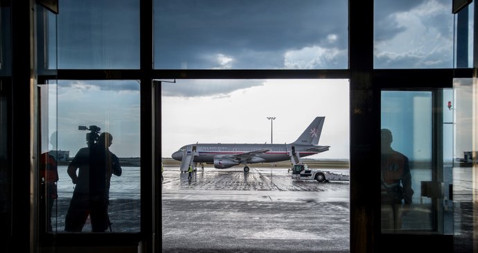 Po smutečním ceremoniálu začalo nad pražským letištěm Václava Havla pršet