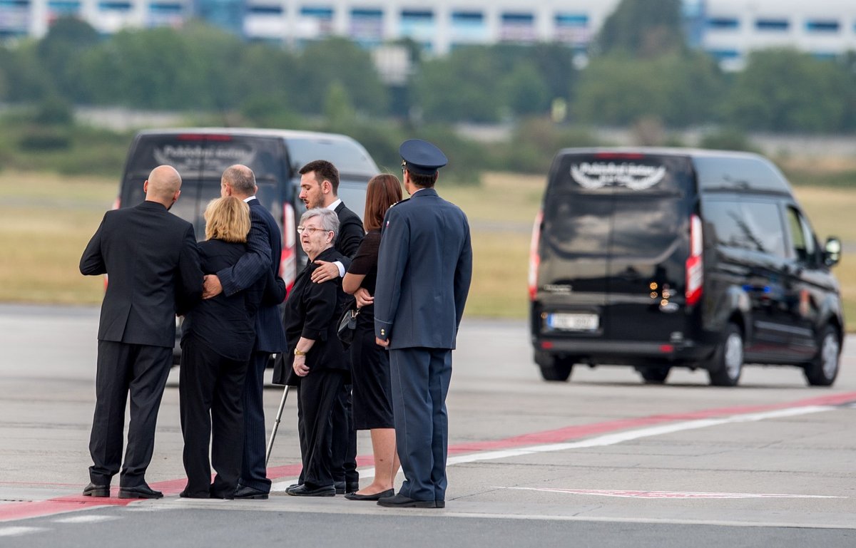 Muži se snažili být oporou ženám. Pláč a smutek ale byly silnější