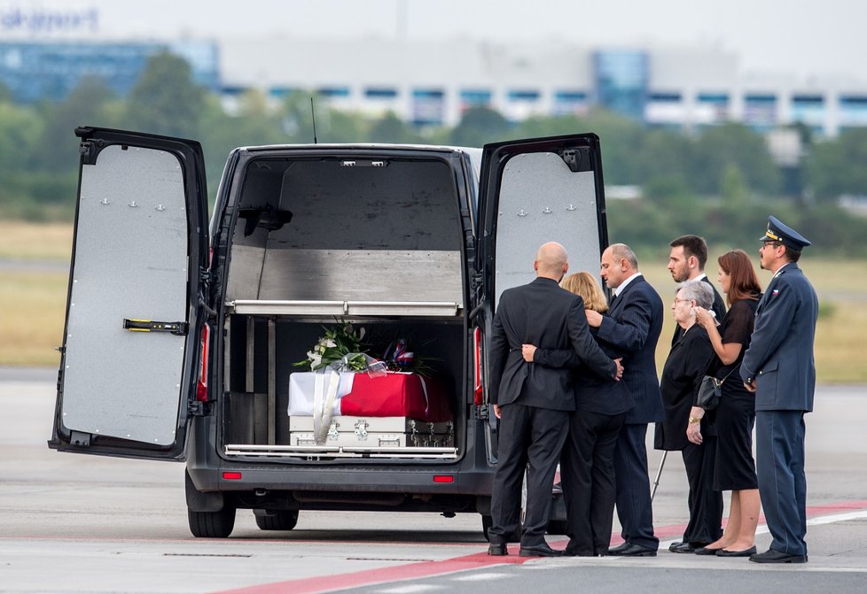 Rodiny padlých vojáků se loučily se svými hrdiny u pohřebních vozů.