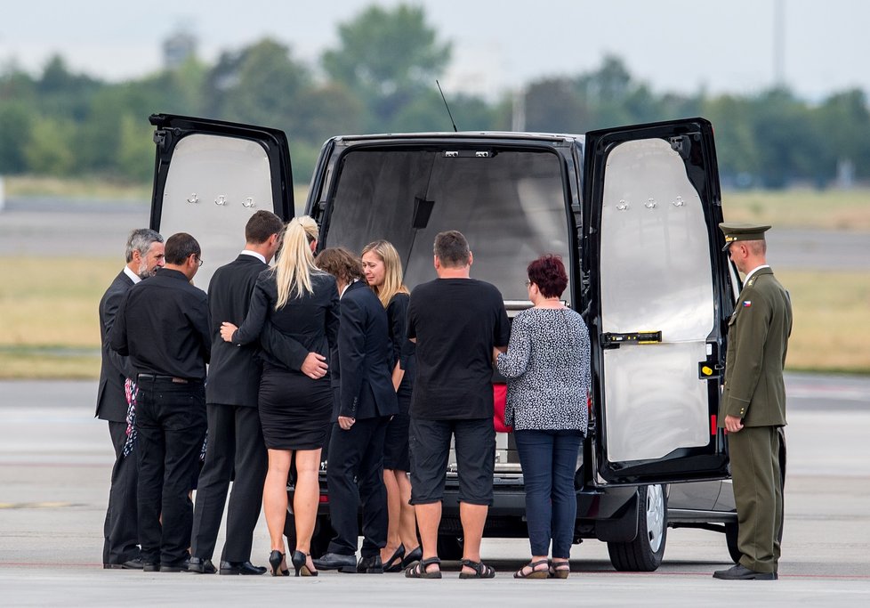 Rodiny padlých vojáků se loučily se svými hrdiny u pohřebních vozů