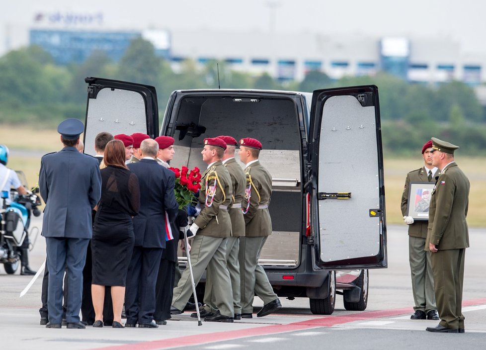 Rodiny padlých vojáků musely sledovat, jak těla jejich hrdinů nakládají vojáci do pohřebních vozů.