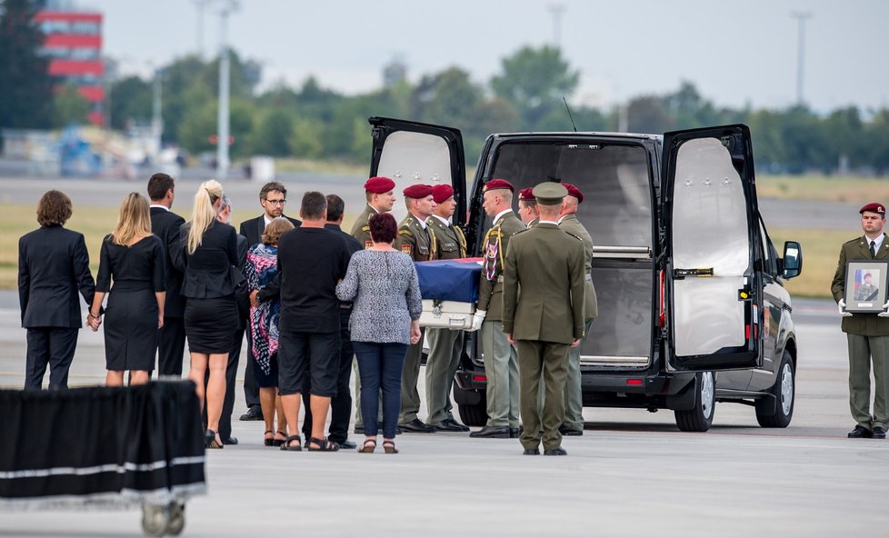 Padlí vojáci se vrátili do České republiky se všemi poctami. Rodiny zažívají nejhorší dny svého života.