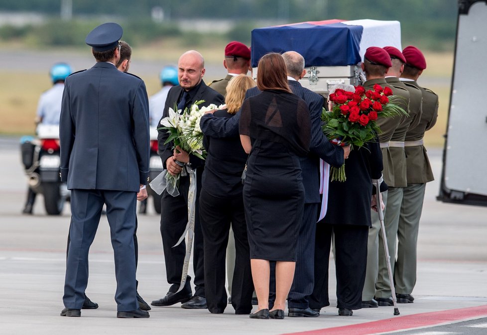 Vojáci nakládají těla svých kolegů v rakvích do připravených pohřebních vozů