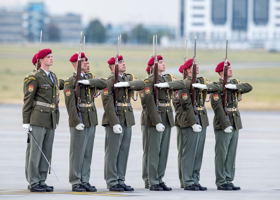 Smuteční ceremoniál začal na pražském letišti Václava Havla hned poté, co vojenský speciál doroloval na přistávací ploše.