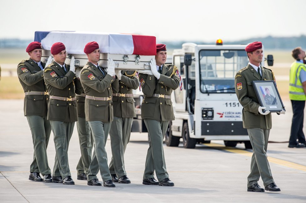 Převezení rakví s českými vojáky z Afghánistánu