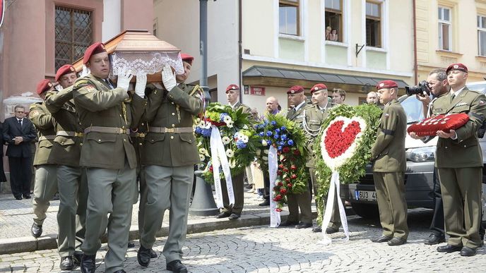 Stovky lidí se v Chomutově rozloučily s padlým Davidem Benešem 