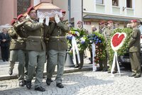 Americké dragouny vítáme, české vojáky haníme: Závist vyhnala z domu manželku padlého vojáka
