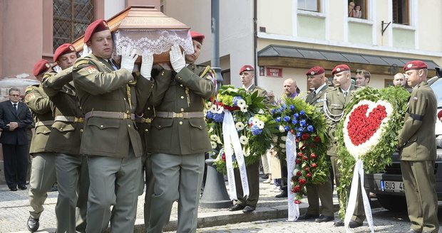 Americké dragouny vítáme, české vojáky haníme: Závist vyhnala z domu manželku padlého vojáka