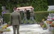 Pohřeb rotmistra Beneše v Chomutově: Vojáci přináší rakev na hřbitov