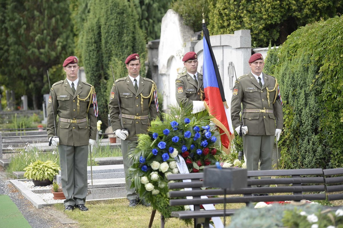 Pohřeb rotmistra Beneše: Vojáci na městském hřbitově v Chomutově