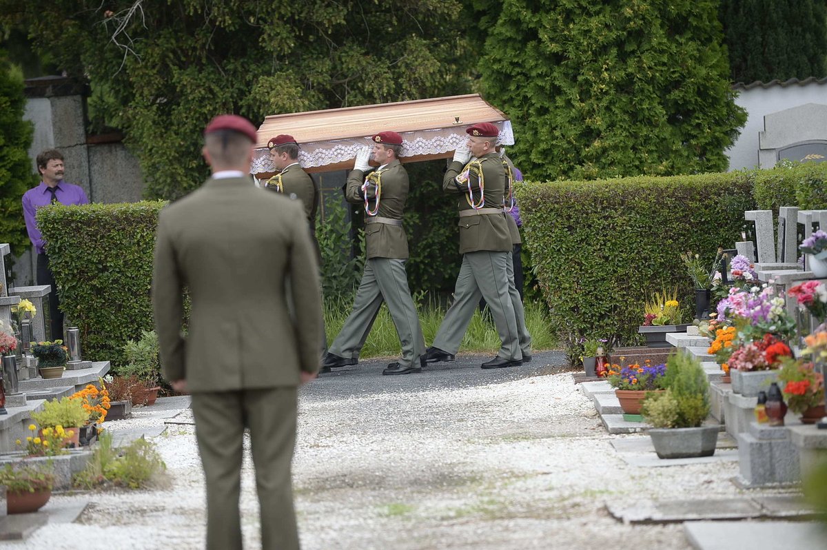 Pohřeb rotmistra Beneše v Chomutově: Vojáci přináší rakev na hřbitov