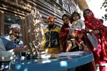 V Afghánistánu začaly několikrát odložené parlamentní volby. Radikální hnutí Tálibán opakovaně vyzvalo občany k bojkotu hlasování a varovalo, že se bude snažit útoky na volební místnosti, blokováním silnic i jinak hlasování překazit.