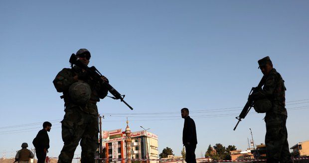Volby prezidenta provází krveprolití. U místnosti v Afghánistánu vybuchla nálož, 15 zraněných