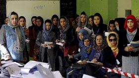 V částech Afghánistánu se v neděli druhým dnem konají parlamentní volby. Sobotní hlasování provázel chaos a násilí a na některých místech bylo hlasování kvůli pozdnímu otevření volebních místností prodlouženo do dneška.