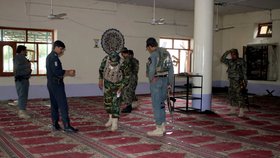 Afghanští policisté vyšetřují mešitu v provincii Khost po výbuchu (Reuters)