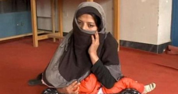 Gulnaz si během rozhovoru s reportéry CNN pečlivě zahalovala tvář a zakrývala svou dceru