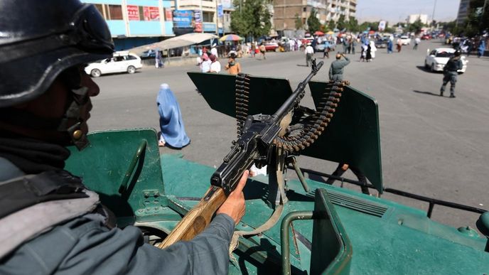Afghánský voják hlídá před mešitou v Kábulu