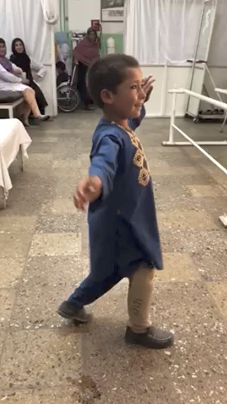 Pětiletý Afghánec svou novou protézu oslavil tancem.