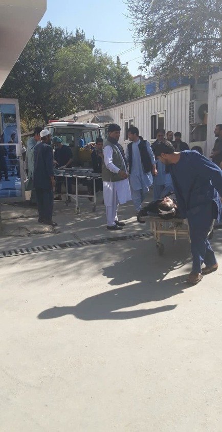 V Afghánistánu začaly několikrát odložené parlamentní volby. Radikální hnutí Tálibán opakovaně vyzvalo občany k bojkotu hlasování a varovalo, že se bude snažit útoky na volební místnosti, blokováním silnic i jinak hlasování překazit.