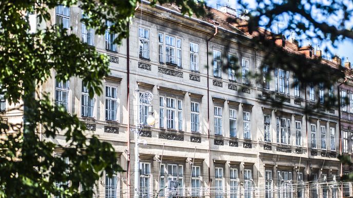 Staré činžovní domy v Praze na Újezdě, které developer AFI Europe přestaví na nové bydlení.