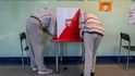 Polští voliči se účastní voleb prezidenta Polska ve volební místnosti ve Varšavě v Polsku