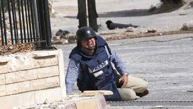 Reportér AFP Sammy Ketz padl k zemi v Sýrii ve starobylém křesťanském městě Maanula nedaleko Damašku během bojů mezi vládními vojáky a rebely (18. 9. 2013).
