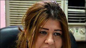 Kajsíová je známá svou otevřenou kritikou vládních institucí, píše satirické sloupky pro několik iráckých médií.