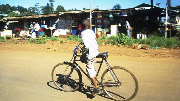 Africký chlapec na kole, ilustrační foto