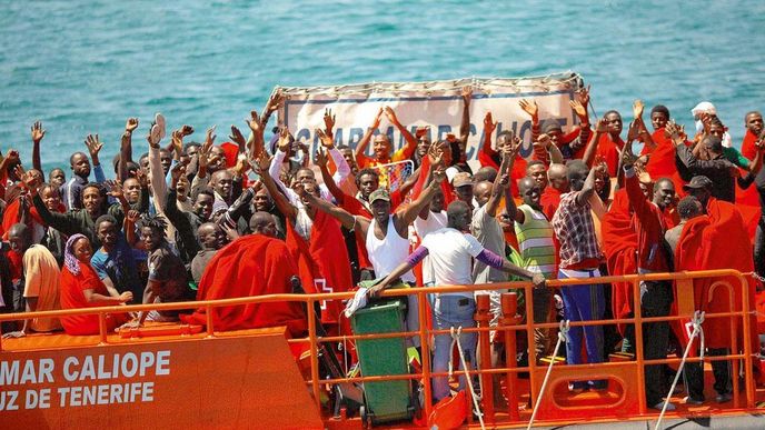 Afričtí uprchlíci na záchranné lodi mávají rybářům
cestou do španělského přístavu Tarifa