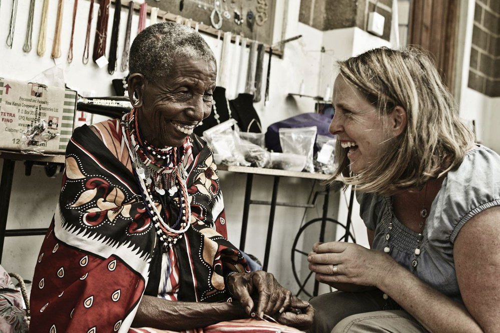 Becca Marais, autorka šperků, s Coco, jednou z nejstarších členek komunity.