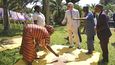 Princ Charles při návště zemí západní Afriky