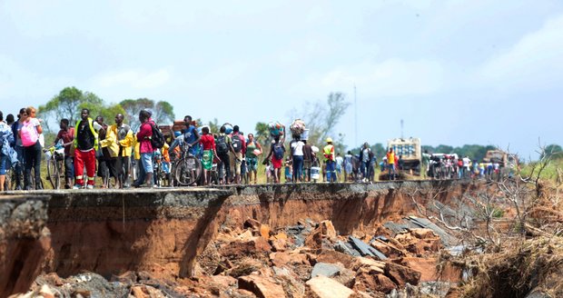 Přes 400 mrtvých a 17 tisíc zničených domů: Po úderu cyklóny žádá Mosambik o pomoc