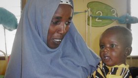 Africká matka s nemocným dítětem