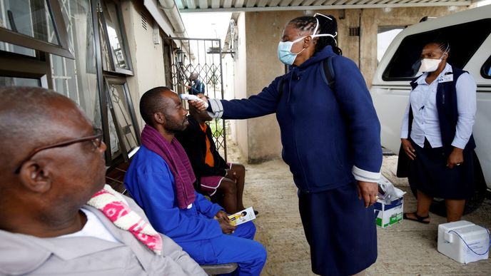 V Jihoafrické republice rovněž probíhá testování na onemocnění covid-19. Tamní obyvatelé se ale potýkají s problémy s hygienou a trápí je i nedostatek vody. (12.4.2020)