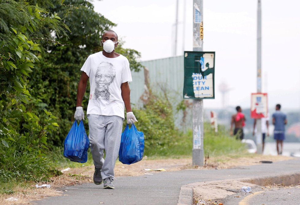 V Jihoafrické republice rovněž probíhá testování na onemocnění covid-19. Tamní obyvatelé se ale potýkají s problémy s hygienou a trápí je i nedostatek vody (12. 4. 2020).