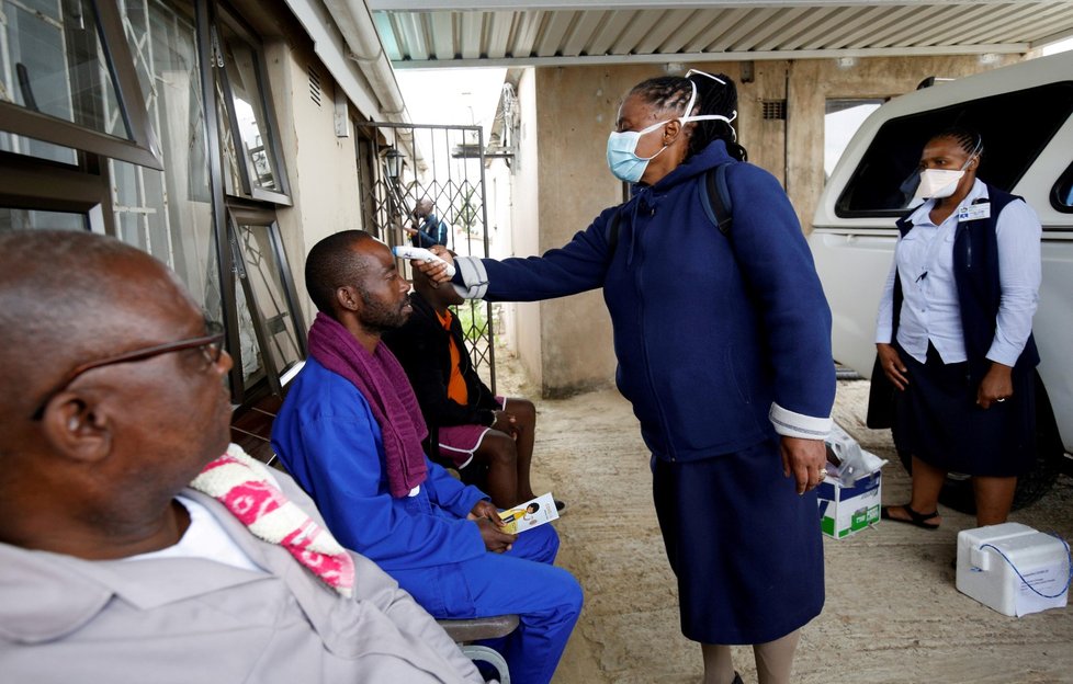 V Jihoafrické republice rovněž probíhá testování na onemocnění covid-19. Tamní obyvatelé se ale potýkají s problémy s hygienou a trápí je i nedostatek vody. (12. 4. 2020)