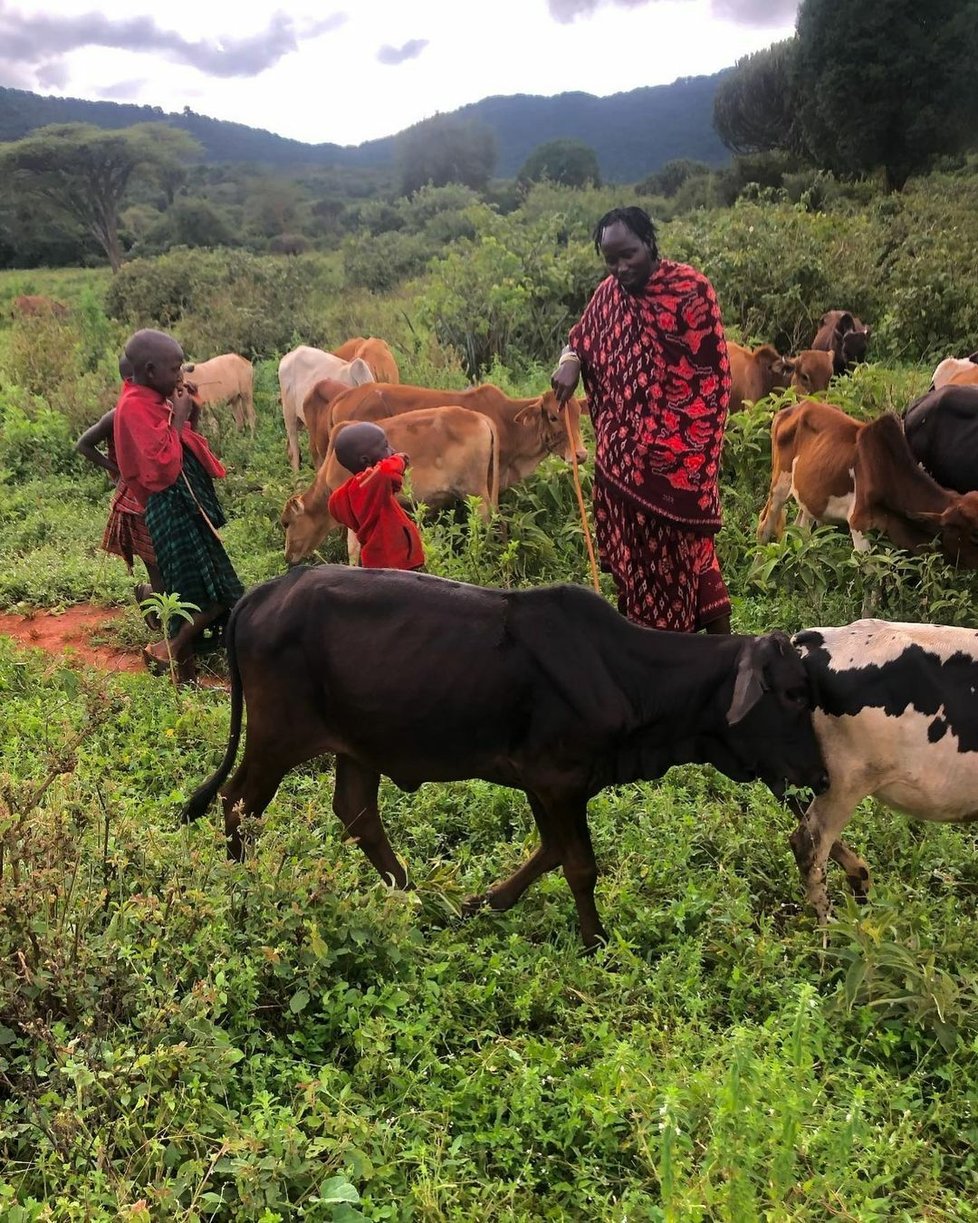 Kanaya Kolong Parkepu (38) z kmene Masajů ukazuje světu, jak si v africkém kmenu žije.