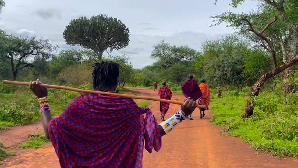 Kanaya Kolong Parkepu (38) z kmene Masajů ukazuje světu, jak si v africkém kmenu žije.