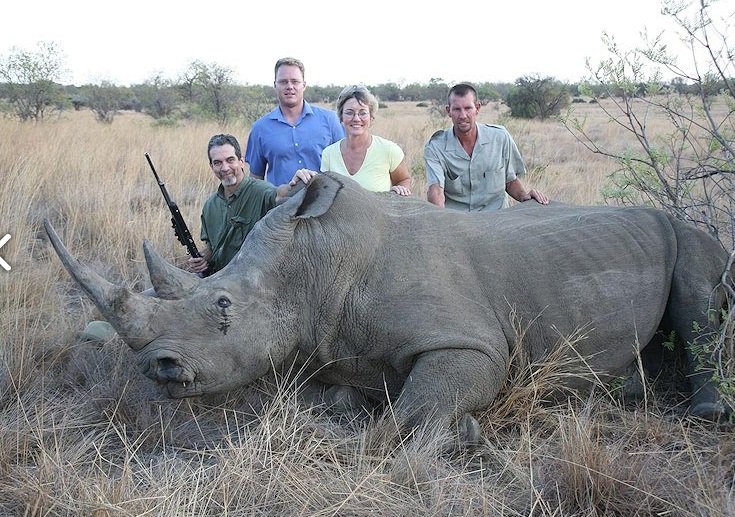 Společnost African Sky Hunting nabízí lovení nosorožců.
