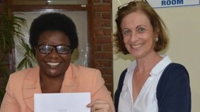 Koordinátorka OSN pro Malawi Florence Rollová (vpravo)
